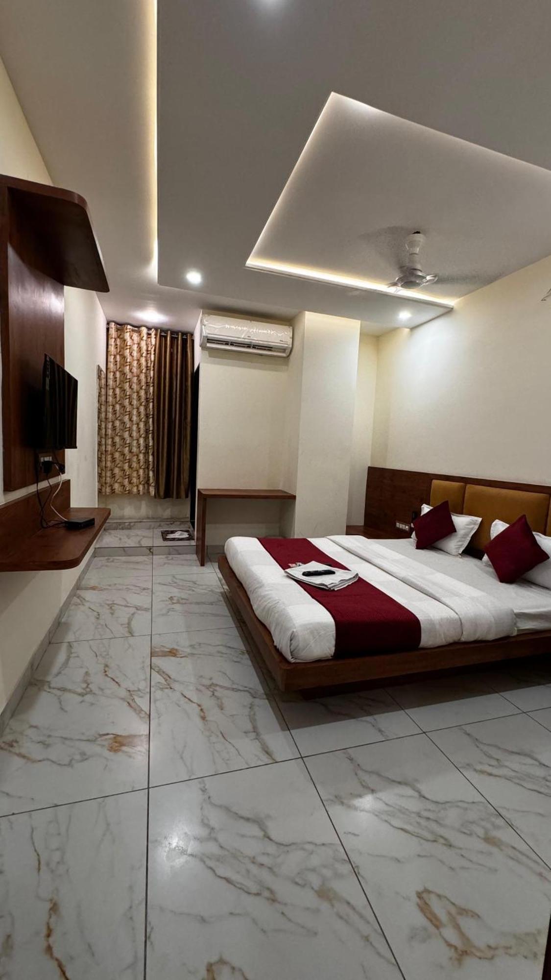 Hotel Prakasham Удджайн Екстер'єр фото