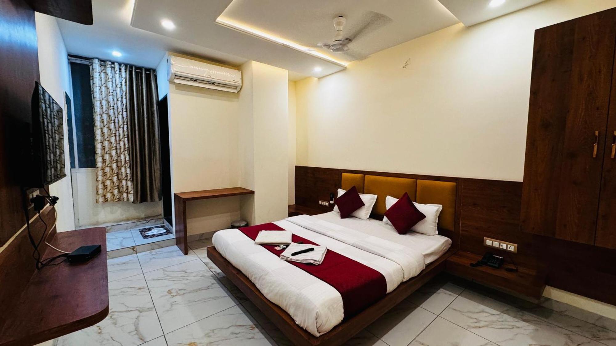 Hotel Prakasham Удджайн Екстер'єр фото