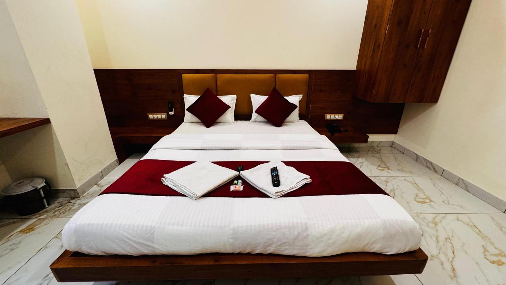 Hotel Prakasham Удджайн Екстер'єр фото