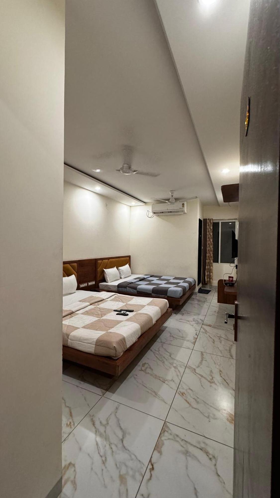 Hotel Prakasham Удджайн Екстер'єр фото
