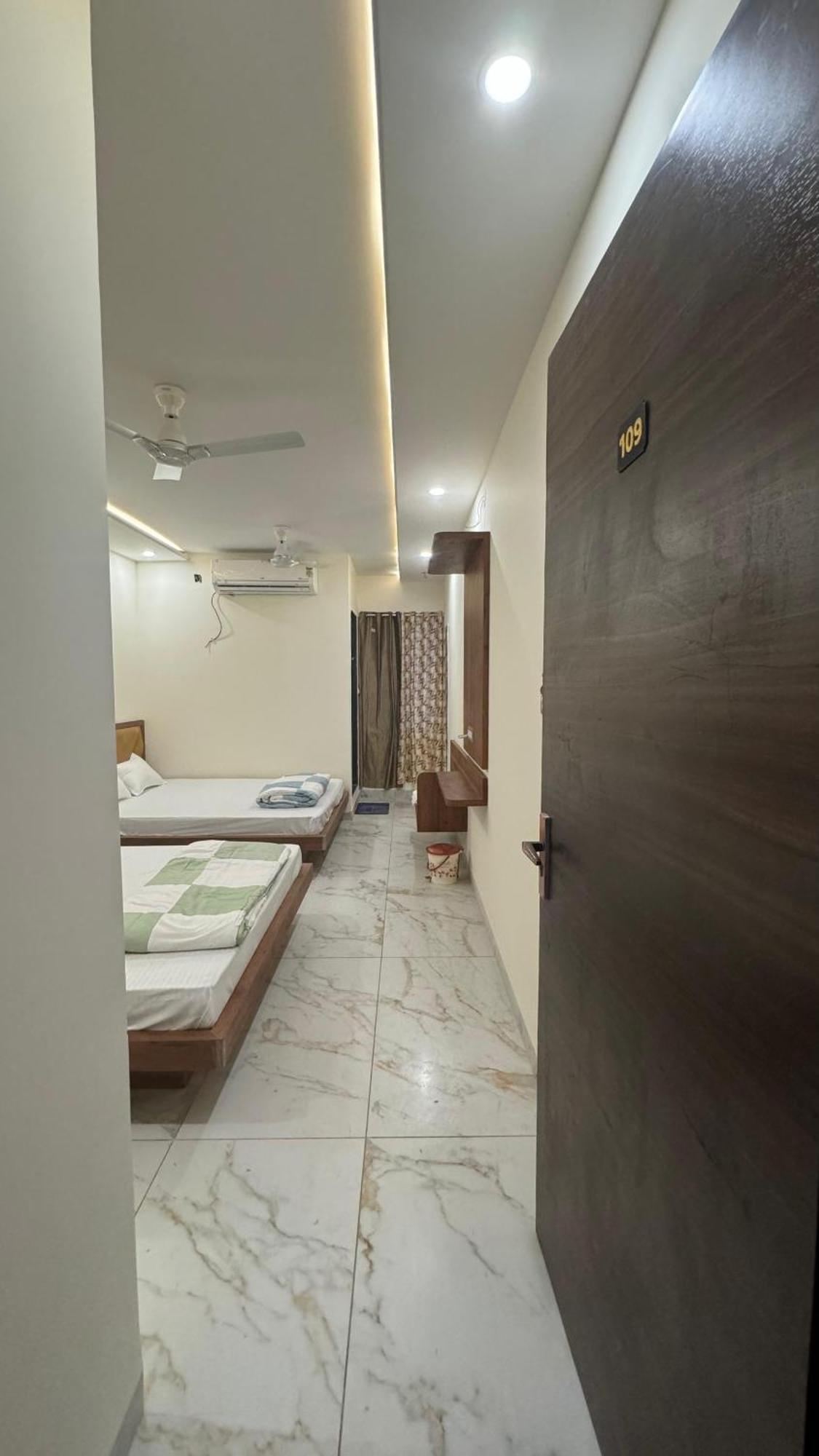 Hotel Prakasham Удджайн Екстер'єр фото